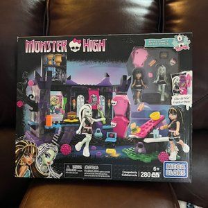 Brand New SEALED Monster High Creepateria Building Set